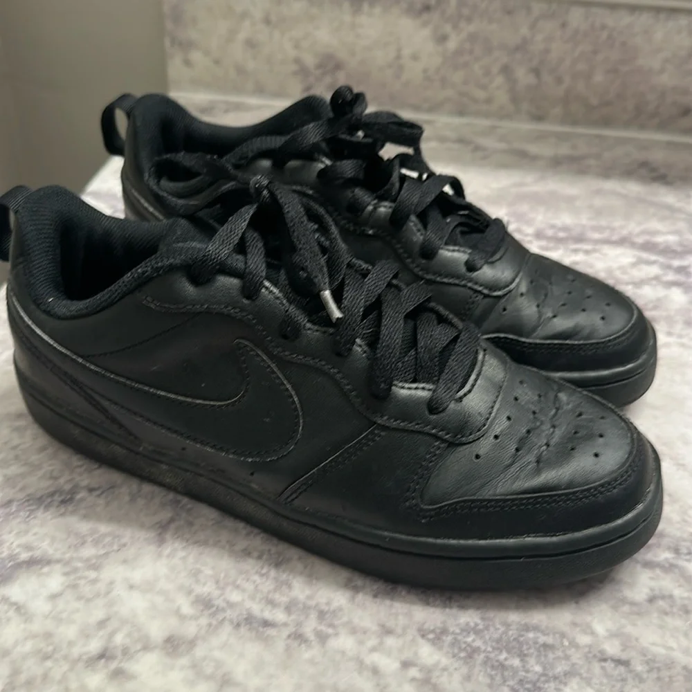 Nike court borough all black size 7Y BQ5448-001